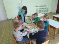 1 апреля  2022 года в канун Международного дня детской книги детский сад посетила  работник Малышевской библиотеки Решетникова Е.Р. 